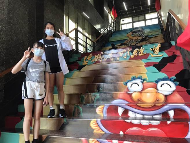 金门民防坑道口缤纷3D彩绘，吸引游客驻足打卡。（金门县府观光处提供）