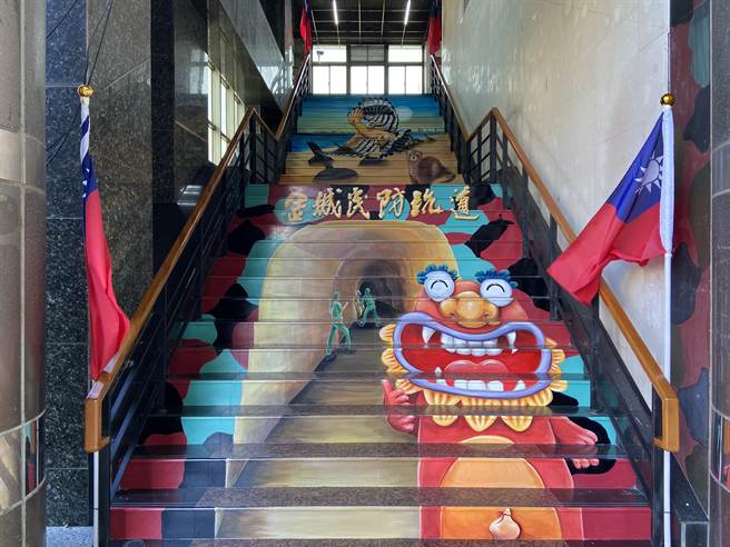 「地下金门」代表作之一的金城民防坑道口3D彩绘， 风狮爷、水獭和戴胜都是主角 。（金门县府观光处提供）