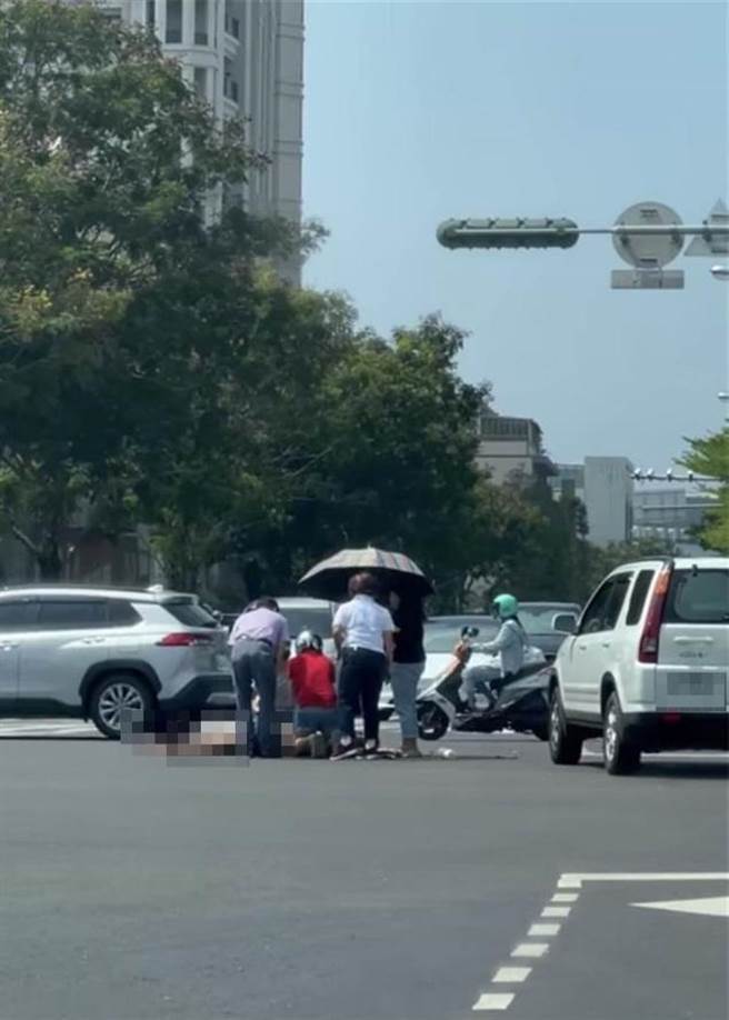 男大生騎士未依兩段式左轉，遭直行汽車輾壓，當場死亡。（讀者提供／程炳璋台南傳真）