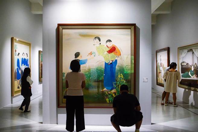 假日有民眾把握机会戴上口罩欣赏北美馆展出的作品。中央流行疫情指挥中心3日公布国内无新增死亡与本土案例，指挥官陈时中表示，目前疫情维持稳定，针对现行户外戴口罩的政策进行调整，位于空旷区域时可以免戴口罩。（邓博仁摄）