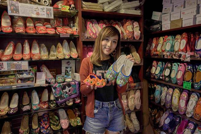 第三代继承人王嘉琳融合现代思维，以新式鞋型乘载传统刺绣打造全新绣花鞋。（香港旅游发展局提供）