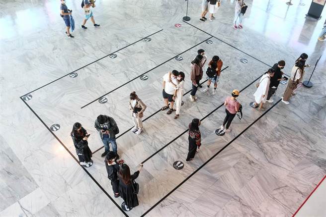 假日有民眾把握机会戴上口罩排队等待购票进入北美馆欣赏展出的作品。中央流行疫情指挥中心3日公布国内无新增死亡与本土案例，指挥官陈时中表示，目前疫情维持稳定，针对现行户外戴口罩的政策进行调整，位于空旷区域时可以免戴口罩。（邓博仁摄）