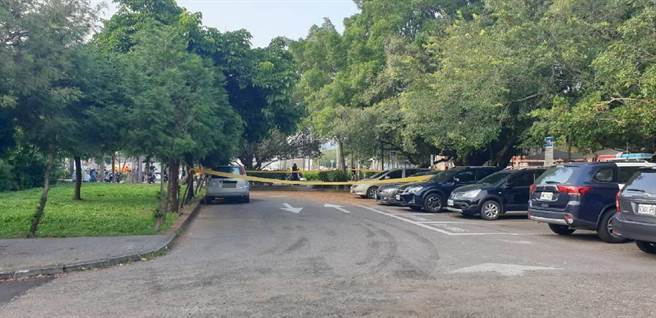 死者将自己反锁在银色休旅车内轻生，民眾闻到臭味报警，警方研判已死亡多日。（民眾提供／王文吉台中传真）