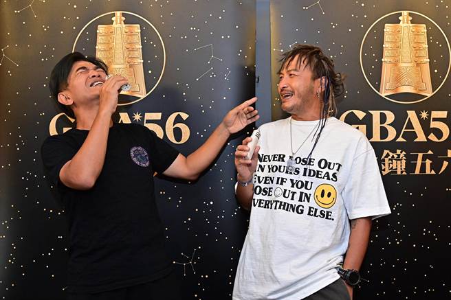 吴宗宪（左）、KID在庆功宴上演唱王杰的《忘了你忘了我》表达没得奖的心情。（三立提供）