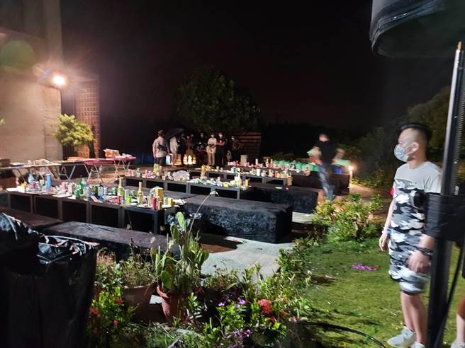 有民眾2日在脸书社团爆料「法拉利姐于恒春民宿开趴群聚直播」，警方获报前往稽查。（警方提供／谢佳潾屏东传真）