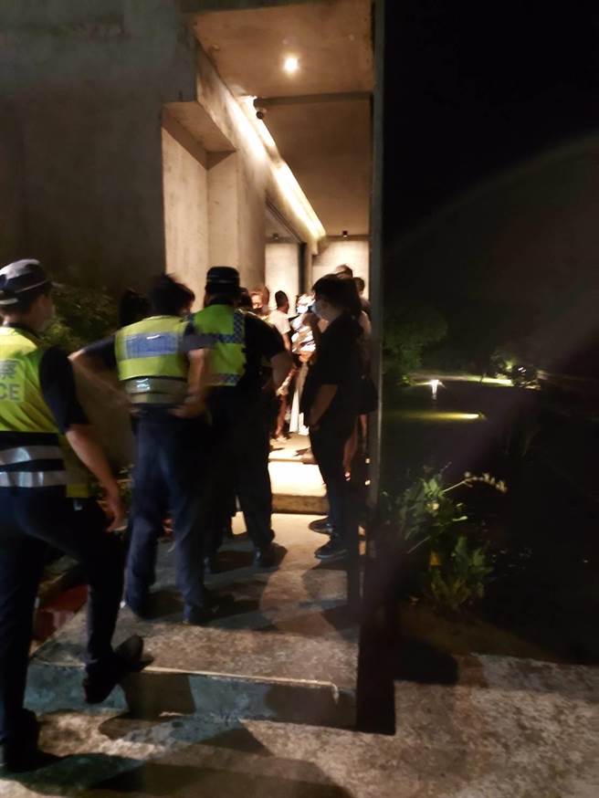 有民眾2日在脸书社团爆料「法拉利姐于恒春民宿开趴群聚直播」，警方获报前往稽查。（警方提供／谢佳潾屏东传真）
