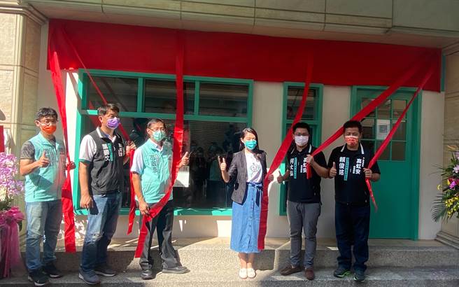 民眾党新竹市党部与高虹安服务处3日低调揭牌，由可能参选新竹市长的立委高虹安（右三）担任党部主委。（陈育贤摄）