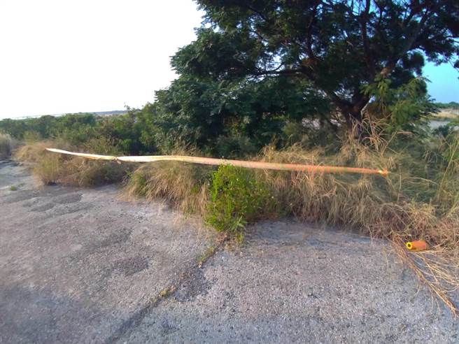 16岁少年与同学到大安溪下游戏水溺毙，警方拉出封锁线勘查，未发现打斗迹象。（民眾提供／王文吉台中传真）