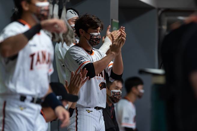 统一狮队陈杰宪（中）伤势好转，有望在比赛后段替补上场。（统一狮提供）