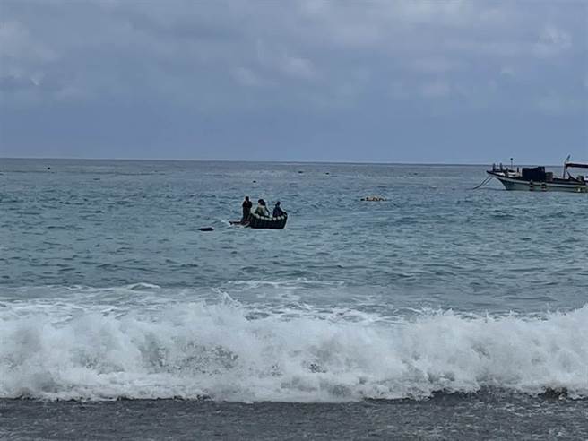 昨有漁民在花蓮秀林崇德外海發現有2具浮屍，似乎在海上漂浮一段時間，身上特徵及年紀無法辨識，經檢方相驗及採集指紋比對身分，確認死者身份為59歲來自新北市的余姓男子與其同居人56歲傅姓女子。（海巡署第一二岸巡隊提供／羅亦晽花蓮傳真）
