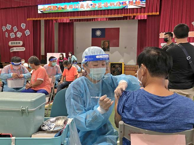 金門再開設4座大型接種站，昨起連2天共為4449位縣籍65-74歲及具原住民身分55-64歲以上者完成第2劑莫德納疫苗接種。（李金生攝）