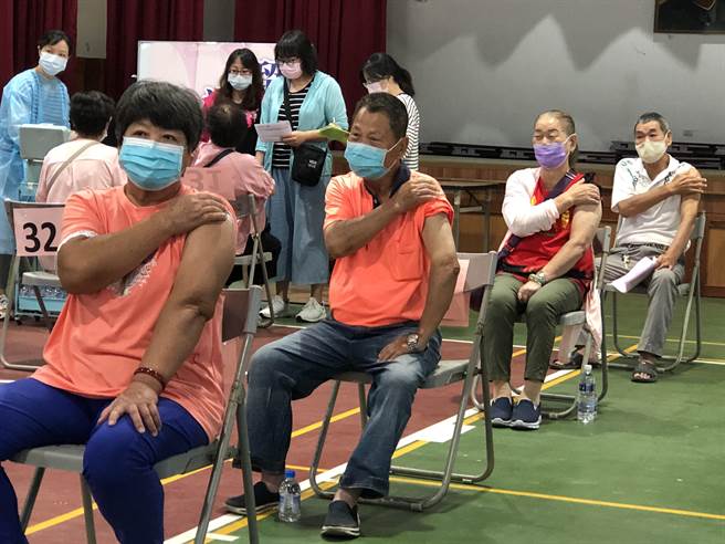 金門再開設4座大型接種站，昨起連2天共為4449位縣籍65-74歲及具原住民身分55-64歲以上者完成第2劑莫德納疫苗接種。（李金生攝）