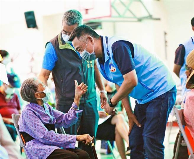 縣府接種作業規畫完善，鄉親對楊鎮浯縣長讚不絕口。中為陪同訪視接種站的金沙鎮長吳有家。（縣府提供）