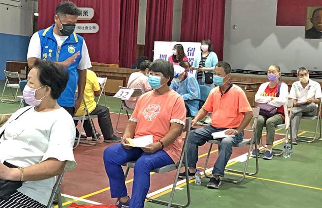 金寧鄉長楊忠俊坐鎮寧中小接種站，作業流程有條不紊，十分流暢。（李金生攝）