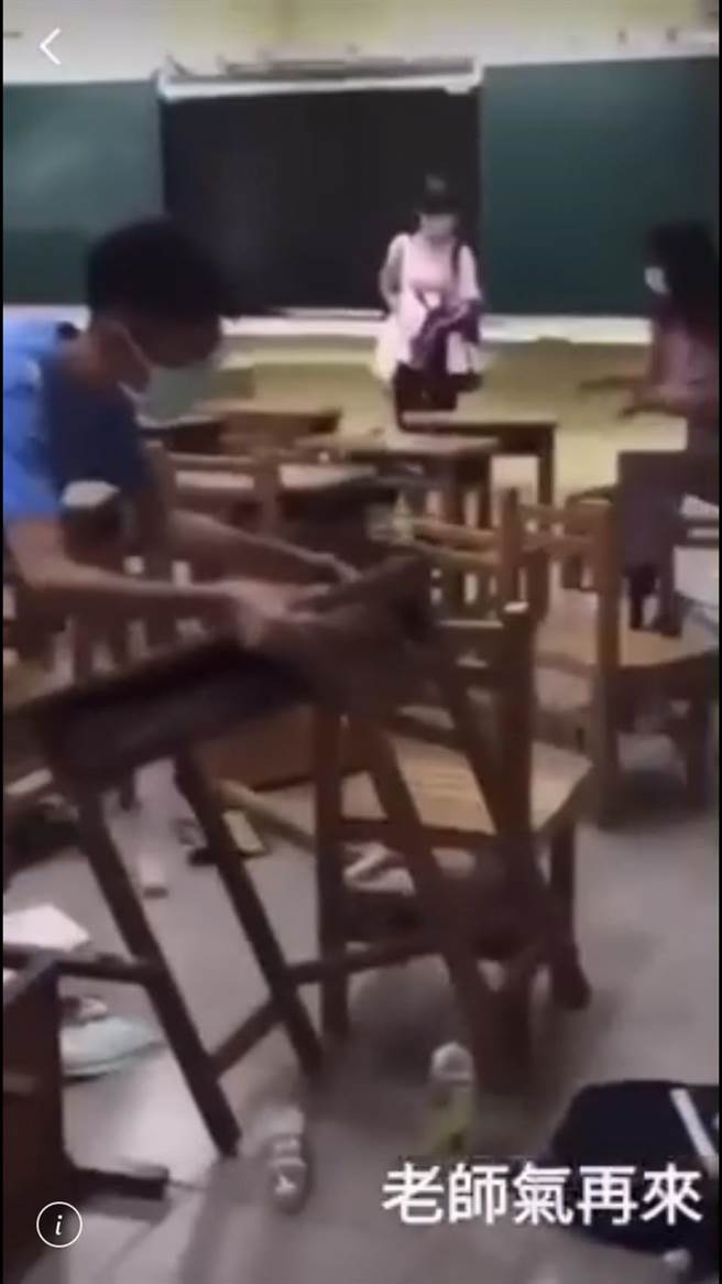 長髮女老師情緒失控，瘋狂翻桌，1名國中生默默地將桌子扶正。（民眾提供／王文吉台中傳真）