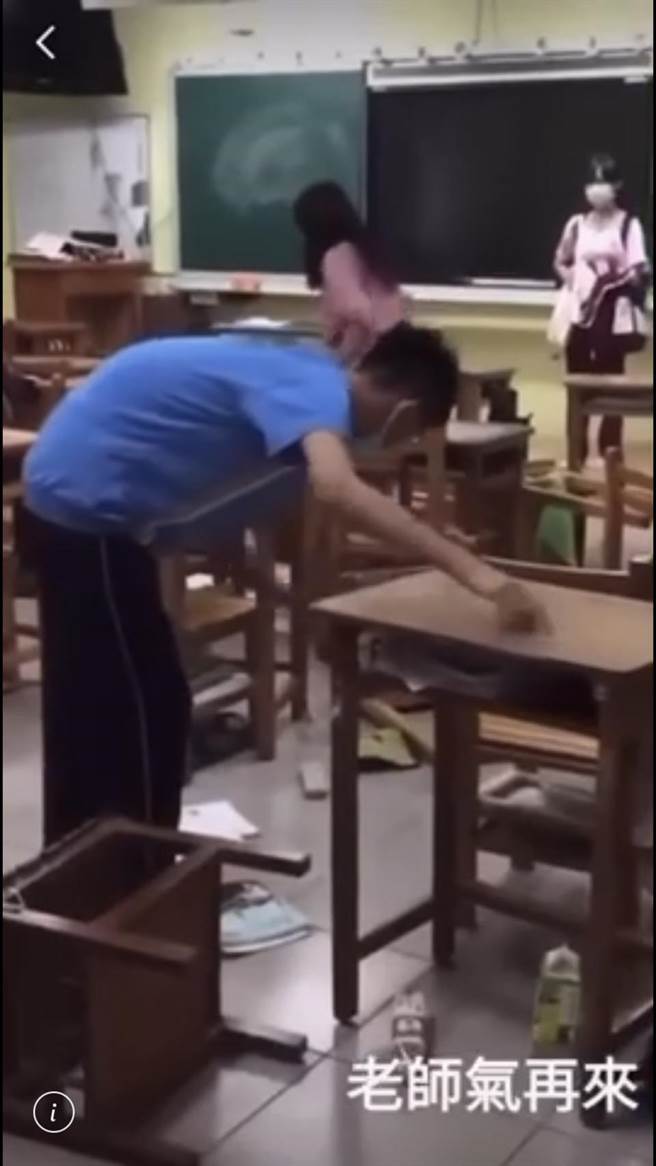 長髮女老師情緒失控，瘋狂翻桌，1名國中生默默地將桌子扶正。（民眾提供／王文吉台中傳真）