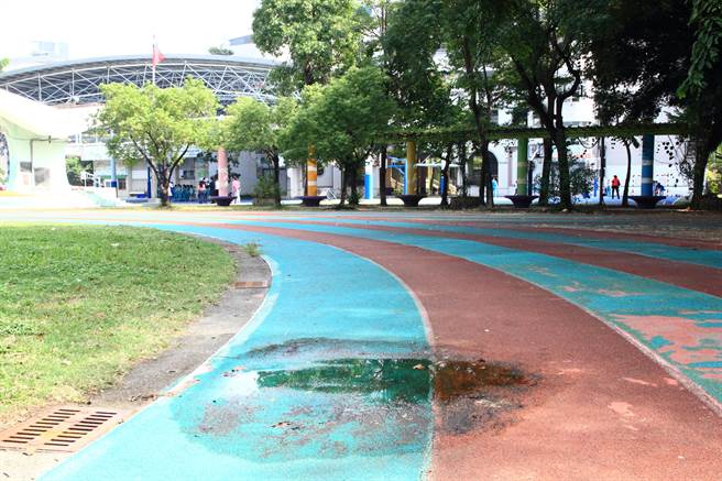 高巿民族国小跑道积水严重。（立委李昆泽服务处提供）
