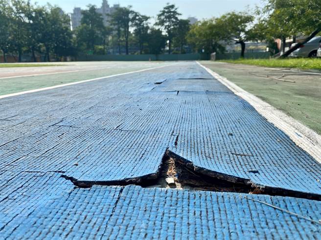 高巿光武国小跑道破损掀起。（立委李昆泽服务处提供）