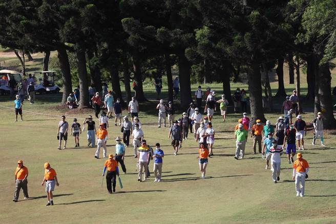 台湾名人赛最终回合许多观眾进场看球。（大会提供）