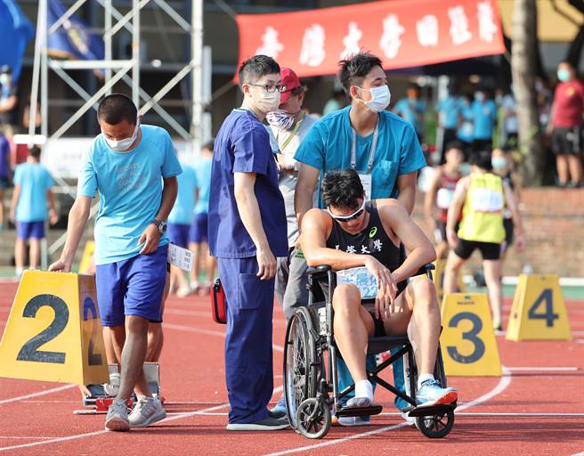 王晨佑最后坐着轮椅退场。（运促会提供）