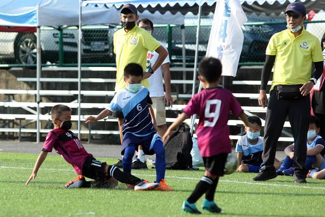 明道普林斯顿教练邱汉家（右1）。（大会提供）