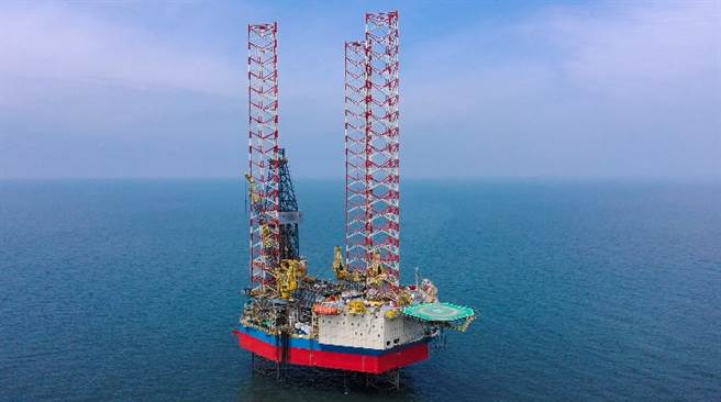 中国大陆渤海地区再发现大型油田——垦利10—2油田，经自然资源部评审备案，是渤海油田凹陷带浅层第一个亿吨级岩性油田，预计2025年全面生产。(图／央视）