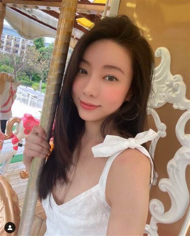 邵岱兒日前去搭旋轉木馬。（圖／翻攝自邵岱兒IG）