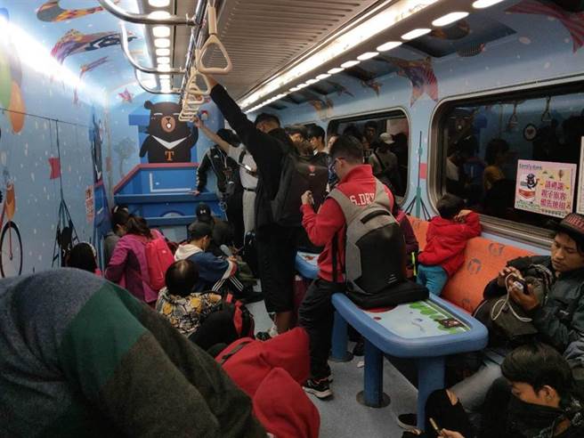 有民眾抱怨，花钱购买台铁亲子车厢座位，却被大批无座票民眾占据，连哺乳室都走不过去。（资料照／读者提供）