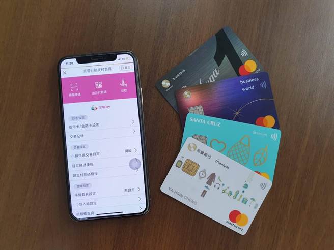 經濟部晚間宣布，中低收入戶等弱勢民眾綁定數位五倍券，若因帳戶使用限制問題，須先存錢再消費，可解除綁定。(資料照片)