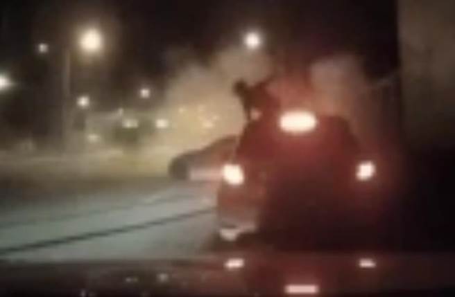 桃園市觀音區台66線快速路，17日凌晨發生2死3傷重大車禍，路人如「人肉保齡球」般遭撞飛。（截自記者爆料網影片）