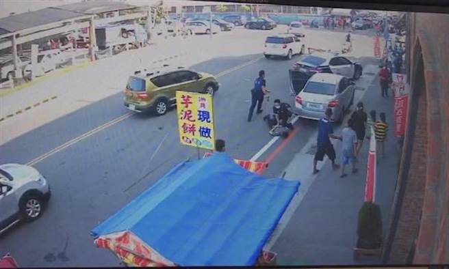 警方先在布袋渔市场拦到犯案车辆，起出番刀、弹簧刀、斧头等作案凶器。（读者提供∕吕妍庭嘉义传真）