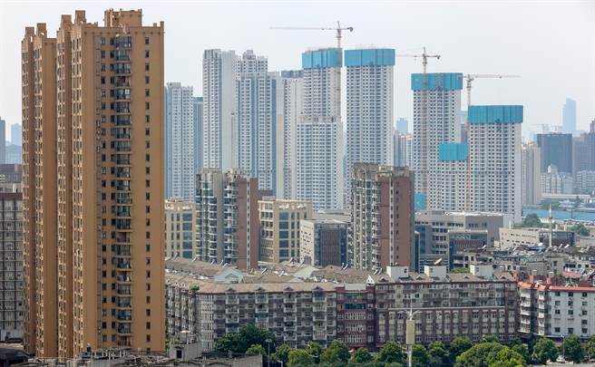 大陆3、4线城市房地产持续低迷，为防止房价崩盘，许多地方政府再次祭出「限跌令」，但是1、2线城市房地产价格趋势仍持续走强，官方不断发布二手房指导价，限制房价上涨幅。图为武汉新建房地产项目。（图／中新社）