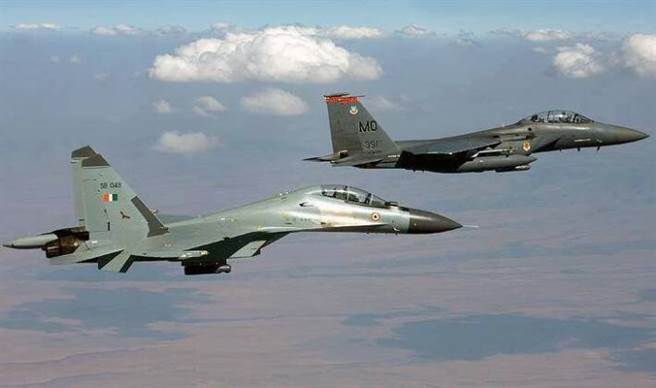 印度Su-30MKI与美国F-15E。(图/military watch magazine)