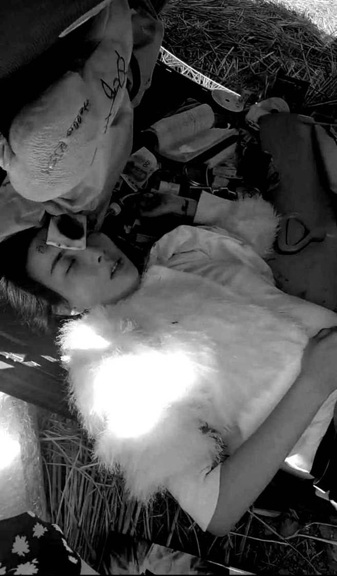 李羲儿左眼不断冒大量血迹，身上也有多处伤口。（图／微博@网易娱乐）