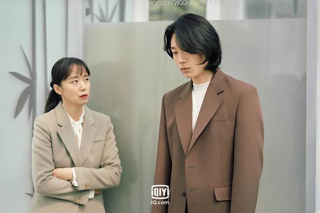 全道嬿（左）和柳俊烈在《人间失格》中互相疗癒。（爱奇艺国际站提供）