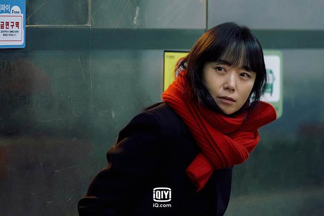 全道嬿在剧中饰演深陷自责和憎恨他人矛盾情绪中的40岁李富情。（爱奇艺国际站提供）