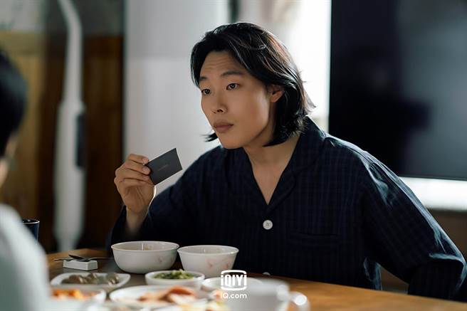 柳俊烈在剧中饰演低落失意，外表高冷、内心温暖的27岁李康宰。（爱奇艺国际站提供）