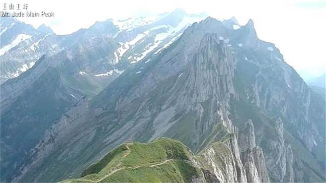 外交部制作国庆影片，影片开头标明的「玉山主峰」空拍画面误植瑞士的山区（见图），外交部承认失误向国人道歉，并将检讨追究相关责任。（摘自外交部国庆影片）