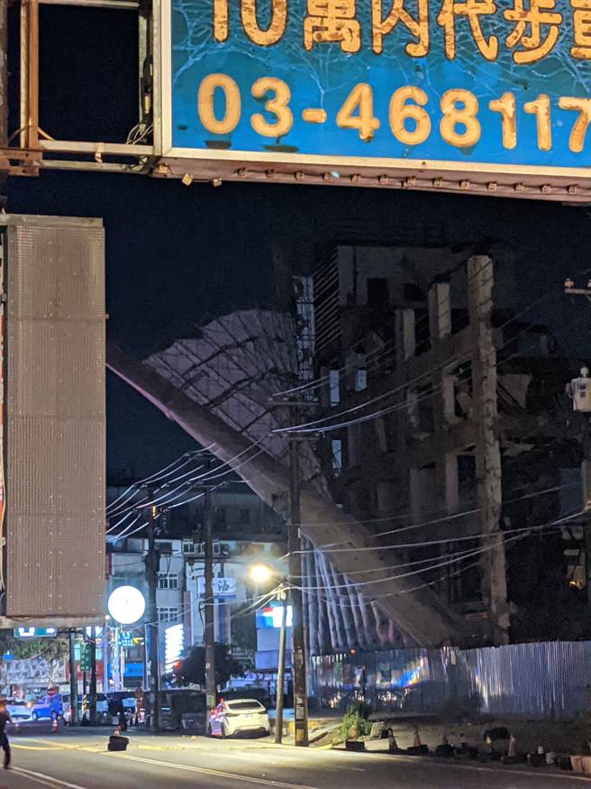 桃園龍岡路二段危樓拆除工程鷹架倒一半警消拉起封鎖線避免人車經過。(翻攝照片／呂筱蟬桃園傳真)