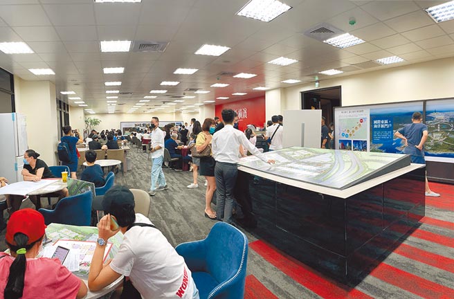 第四季房市开红盘！润隆建设首度造镇，基隆总销180亿元「新横滨」登场，已售百余户，现场呈「爆桌」热况。图文／蔡惠芳
