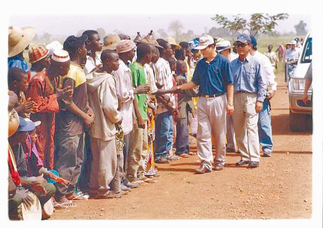 每當李栢浡前往布吉納法索巴格雷墾區考察，總有成千上百民眾搶著與他握手，人龍綿延1公里。（國合會提供）