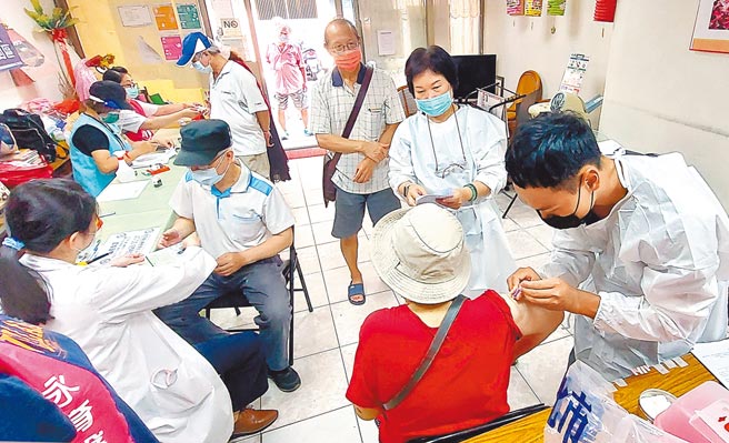 今年公費流感疫苗1日開打，北市長者們前往里民中心設置的接種站排隊注射疫苗。（趙雙傑攝）