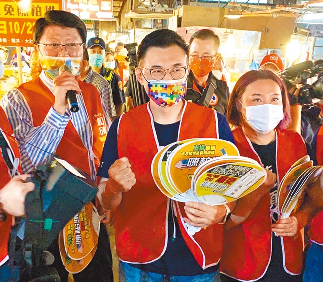 国民党前主席江启臣（中）、立委陈玉珍（右）、台南市议员谢龙介（左）日前在台中市大肚自强市场扫街，希望把所有乡亲对于陈柏惟的不满转换成同意罢免票、票票入匦。（陈世宗摄）