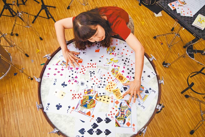 击乐家吴思珊将首演新生代作曲家蔡昀恬作品《每个人心中都有一个小丑》，以音乐诠释小丑。（击乐文教基金会提供）