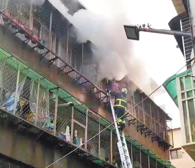 新北一处民宅发生火警，一家5口3死2伤，警消初步研判，火警原因疑是客厅电线走火导致。（民眾提供／戴上容新北传真）