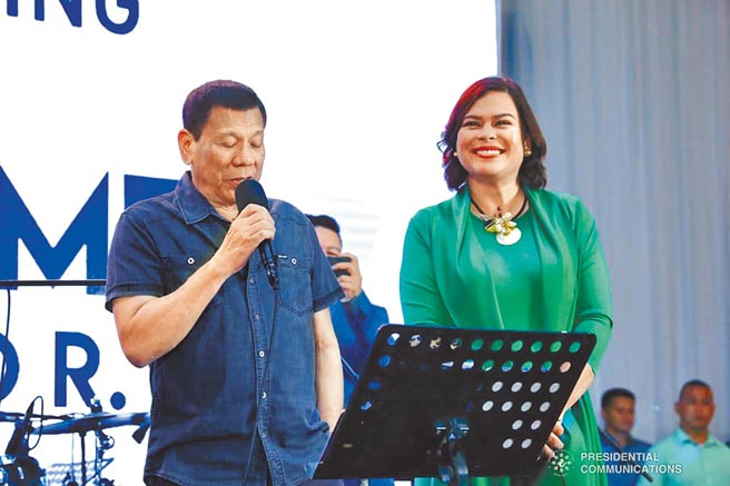 菲律賓總統杜特蒂與女兒薩拉（右）。（摘自杜特蒂長女薩拉臉書）