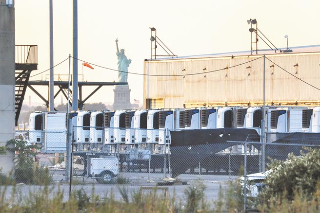美国累计新冠死亡病例超过70万例，这是9月6日在纽约布鲁克林拍摄的一处临时停尸场，场内为存放新冠患者遗体的冷藏车。（新华社）