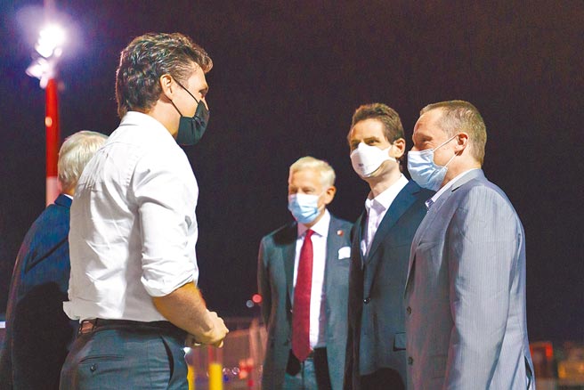 加拿大总理杜鲁道（左）9月26日前往机场，迎接获释返国的加拿大公民康明凯与史佩弗。（摘自加拿大总理杜鲁道官方推特）