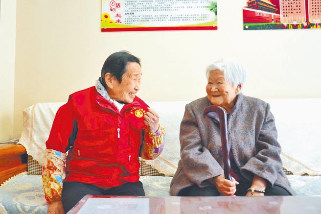 时间银行是将「时间」和「公益」挂鉤，成员空閒时帮助有需要的人，所付出的时间以虚拟货币形式存储，当自己有需要时再从中支取。图为大陆时间银行志愿者于日间照顾中心陪老人聊天。（中新社）