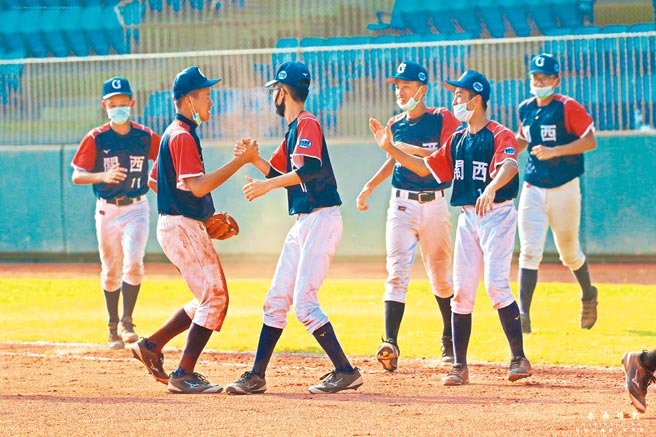 新竹县关西国中棒球队在第8届立德杯全国青少棒锦标赛中，表现亮眼，不仅夺冠也刷新队史纪录。（县府提供／庄旻静新竹传真）